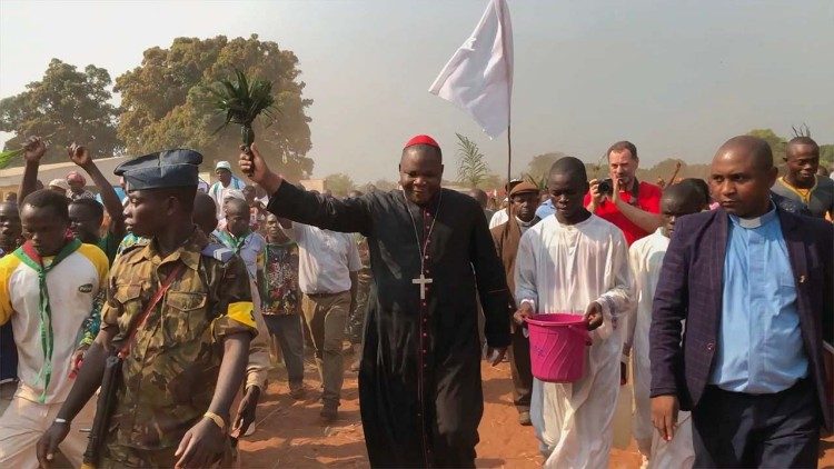 Le cardinal Nzapalainga, accueilli par la foule. 