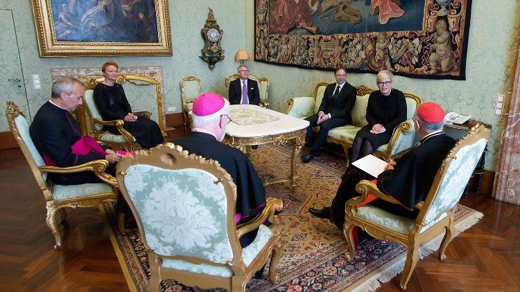 Среща между кардинал Паролин и литовския премиер