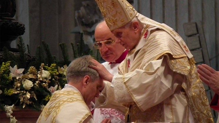 Petersdom, 6. Januar 2013: Papst Benedikt XVI. spendet Georg Gänswein die Bischofsweihe (Foto: Silvia Kritzenberger)