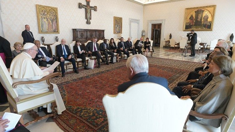 Папа Франциск с членовете на Фондация „Лидери за мир“ („Leaders pour la Paix“),2021.09.04.