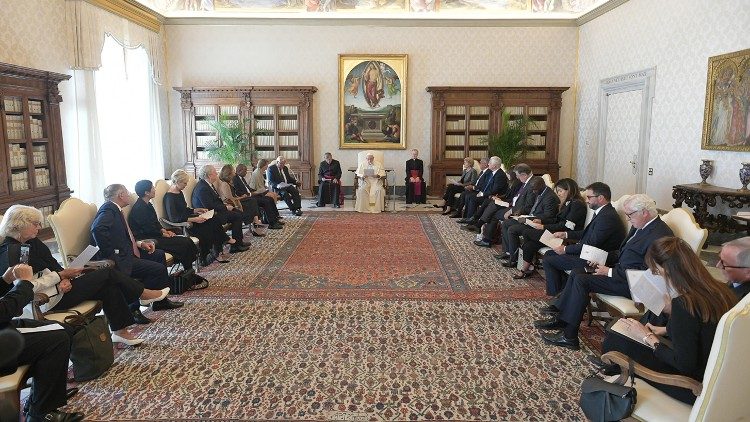 Папа Франциск з членами фундації "Лідери за мир"