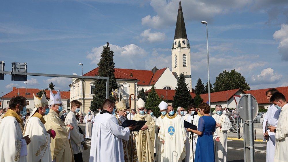 V Murski Soboti so v nedeljo, 5. septembra blagoslovili kip sv. Nikolaja v krožišču in obnovljeni trg pred stolnico.