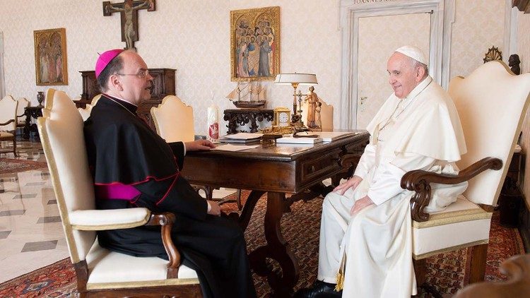 Bischof Bertram Meier und Papst Franziskus im September 2021