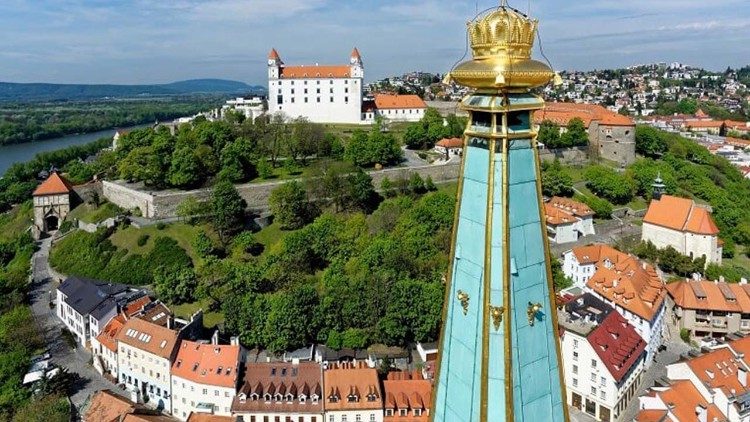 Na vrhu zvonika katedrale sv. Martina v Bratislavi je kopija krone sv. Šefana iz zlata