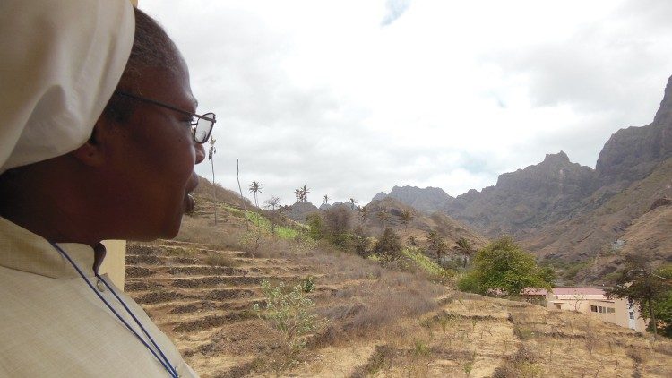 Cabo Verde - Uma religiosa (irmã Domingas) contempla o ambiente em Coculí, ilha de Santo Antão