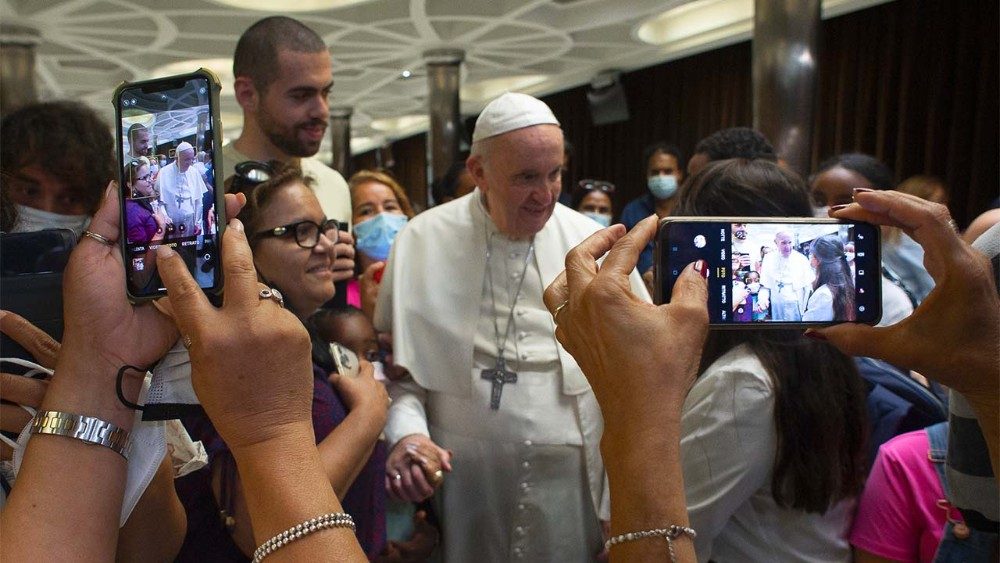 Påven möter flyktingar och hemlösa