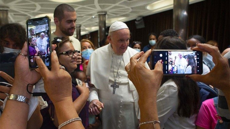 Papa Francisko akisalimiana na watu waliotazama filamu 'Francesco'