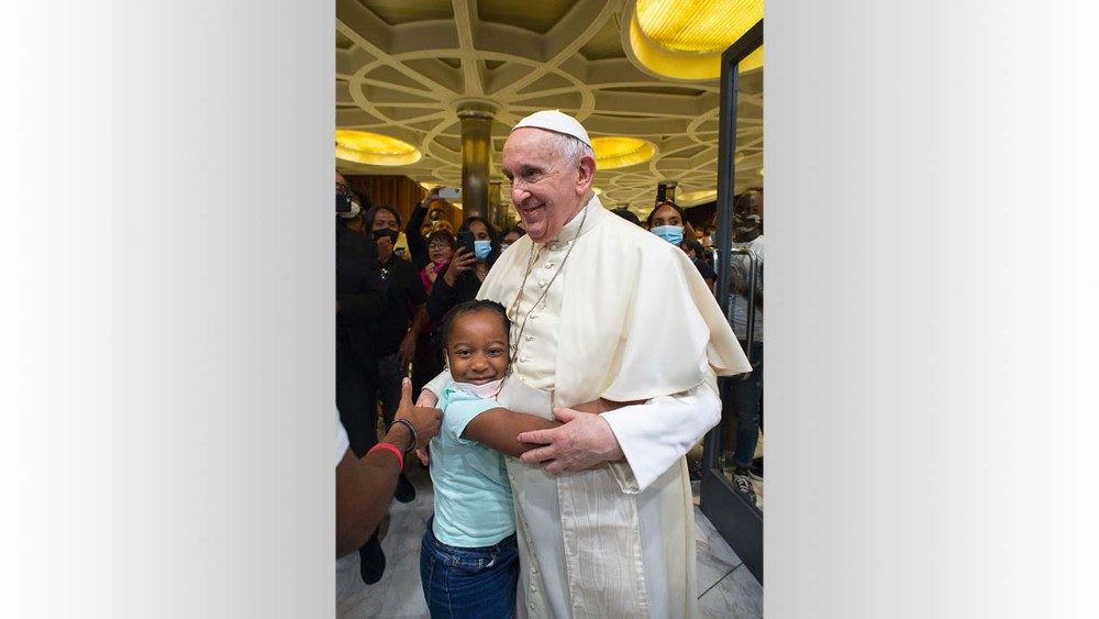Påven möter flyktingar och hemlösa