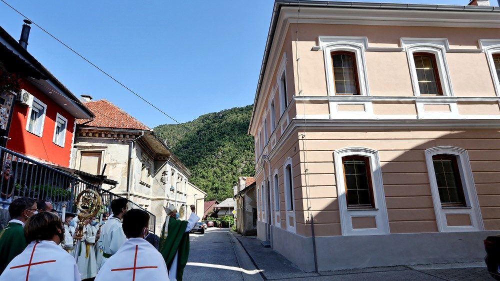 Nadškof Stanislav Zore je v nedeljo, 6. septembra, daroval sveto mašo v Radečah in blagoslovil obnovljeno župnišče.