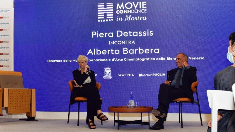 Nello spazio Feds alla Mostra del Cinema di Venezia, per "Hearst Movie Confidence", Piera Detassis intervista Alberto Barbera, direttore della Mostra