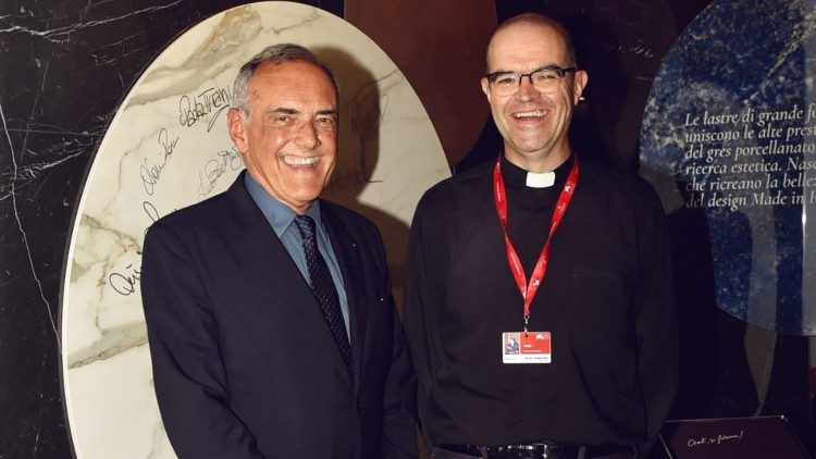 Alberto Barbera (a sinistra), direttore della Mostra del Cinema di Venezia, con monsignor Milani