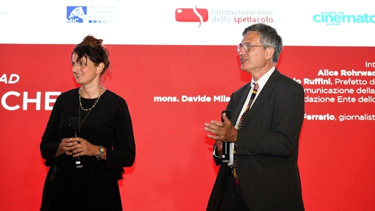 Alice Rohrwacher et le préfet du Dicastère pour la Communication, Paolo Ruffini, lors de la remise du prix Robert-Bresson à la Mostra de Venise, le 6 septembre 2021.