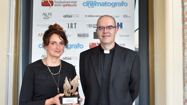 Alice Rohrwacher, Premio Bresson 2021, con monsignor Davide MIlani, presidente Ente dello Spettacolo. Foto Anna D'Agostino