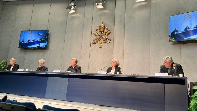 Conferencia de prensa para la presentación de los documentos del Sínodo en la Oficina de Prensa del Vaticano. 