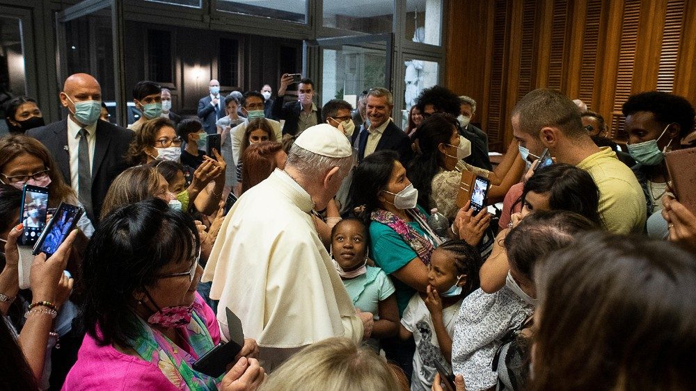 Záber zo stretnutia pápeža s chudobnými a utečencami 6. septembra 2021