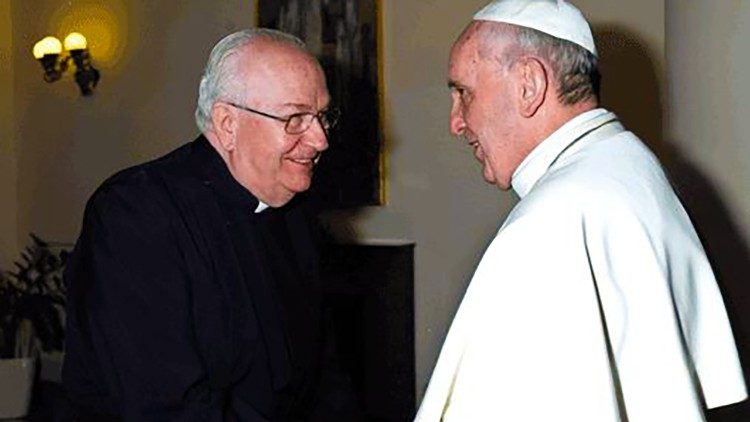 Papež František s mons. Fernandem Vérgezem Alzagou