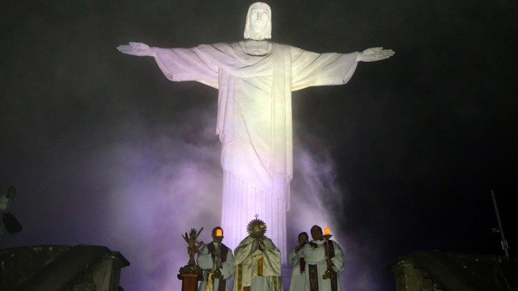 La statua del Cristo Redentore sul colle Corcovado di Rio illuminata di notte