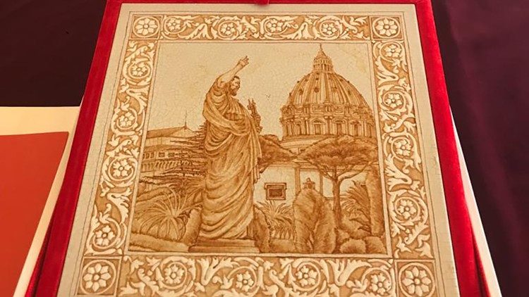 Formella in ceramica dipinta a mano con san Pietro benedicente