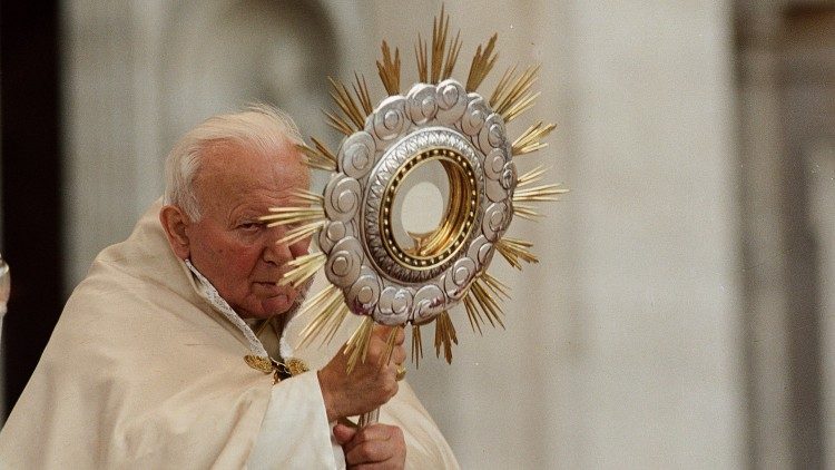 Johannes Paul erteilt im Jahr 2000 den Eucharistischen Segen