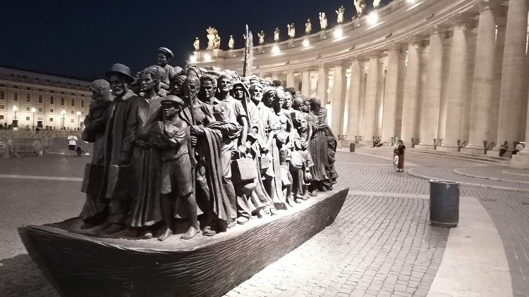 El monumento a los migrantes en la plaza de San Pietro