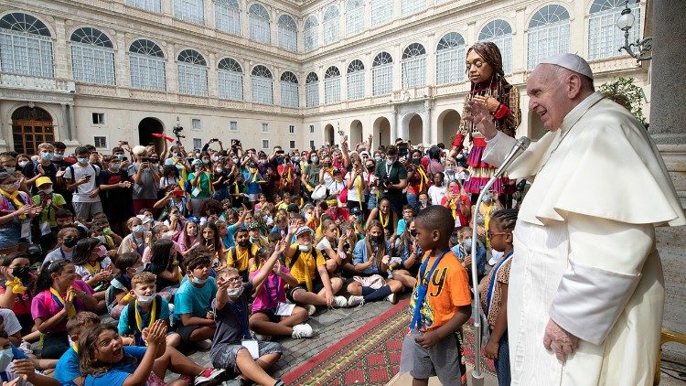 Papa Francisco com as crianças no Pátio São Damaso