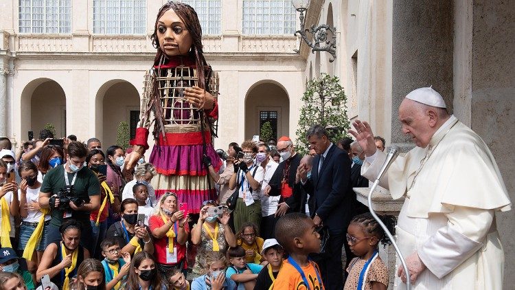 عناق البابا فرنسيس لأطفال مهاجرين 