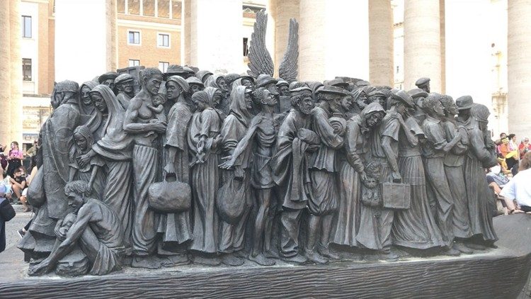 Monumento na Praça São Pedro que simboliza um barco com migrantes