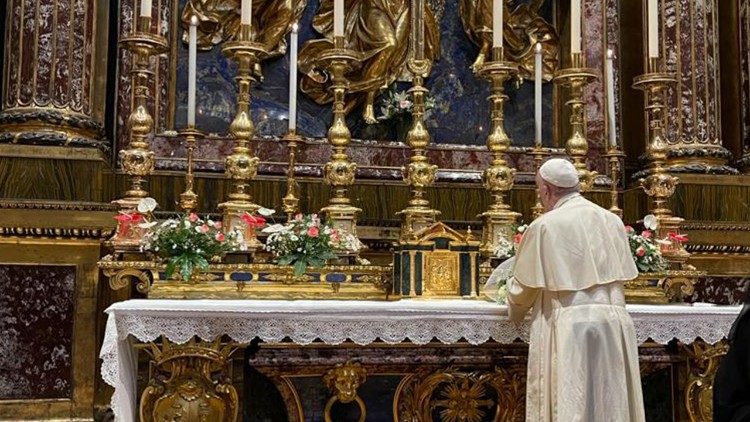 教宗在聖母大殿祈禱