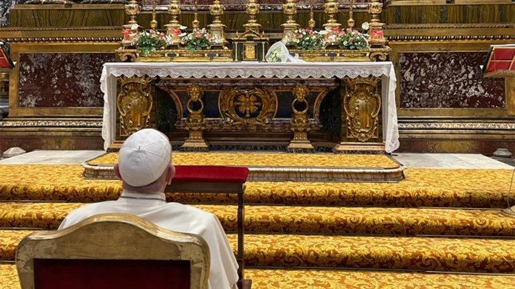 Der Papst vor der Marienikone "Salus Populi Romani"