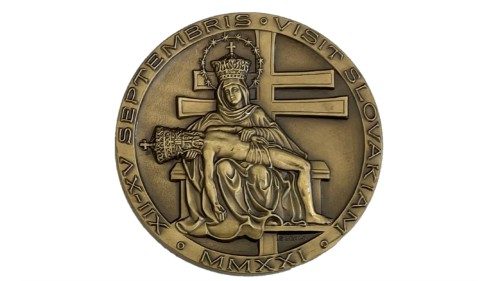 Na pápežskej medaile k návšteve Slovenska je Sedembolestná a dvojkríž