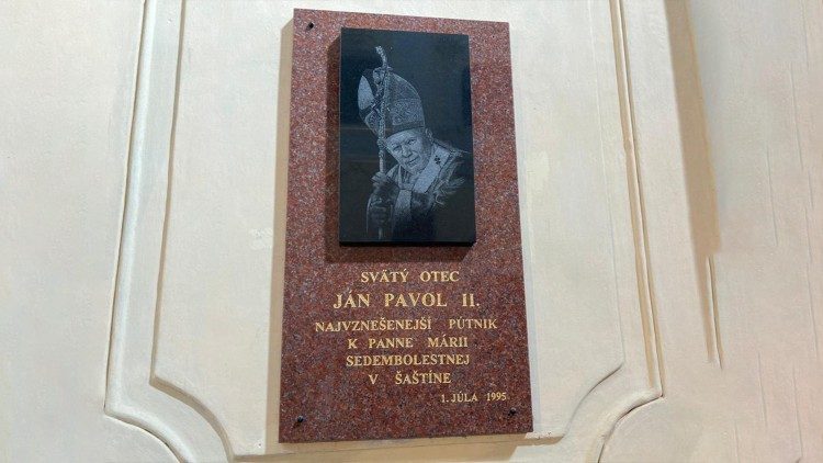 Pllaka përkujtimore e vizitës së shën Gjon Palit II në Sastin