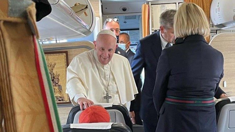 Papst Franziskus auf dem Flug in die Slowakei