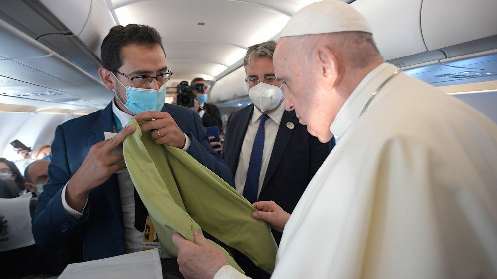 Pápež na začiatku cesty pozdravil novinárov na palube