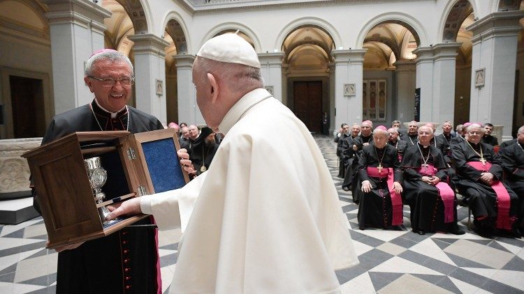 Veress András püspök, a MKPK elnöke átnyújta a főpásztorok ajándékát a Szentatyának
