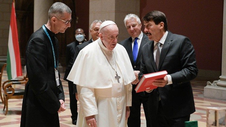 Papa Francesco a Budapest durante l'Incontro con l'ex presidente dell'Ungheria, Ader, e con il primo ministro Orbán (settembre 2021)