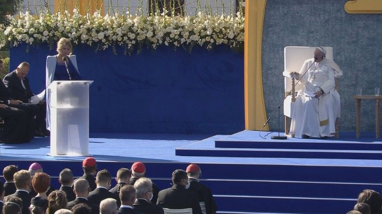 البابا فرنسيس يلتقي السلطات المدنية والمجتمع المدني والسلك الدبلوماسي في براتيسلافا