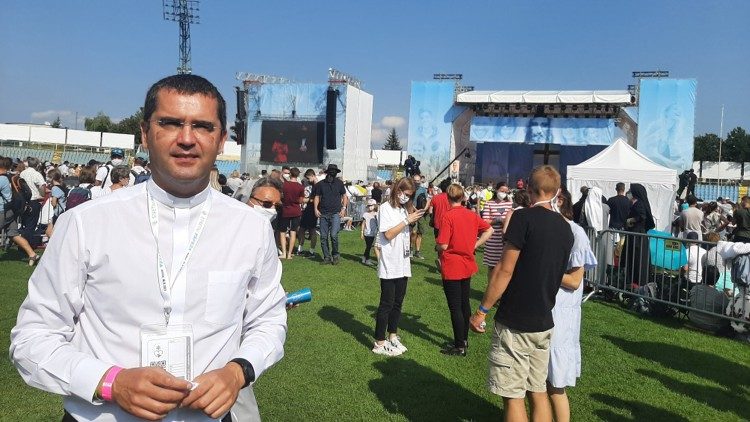Don Juraj Jurica allo stadio di Kosice prima dell'arrivo di Papa Francesco per l'ìncontro con i giovani
