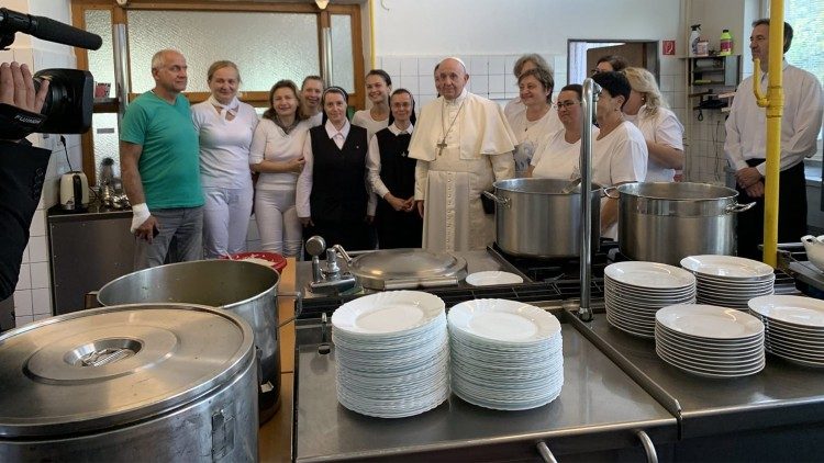 Papa Francesco nella cucina della Casa di esercizi dei Gesuiti a Prešov