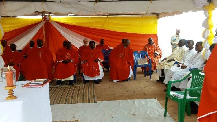Mapadri wa Jimbo la Kayanga katika maadhimisho ya misa tarehe 14 Septemba 2021