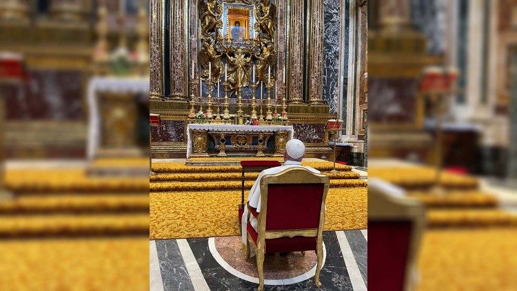 Papež v modlitbě před mariánskou ikonou Salus Populi Romani.