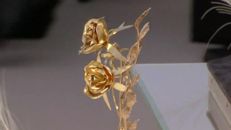 La rosa d'oro donata dal Papa alla statua della Madonna dei Sette dolori nel Santuario di Šaštin