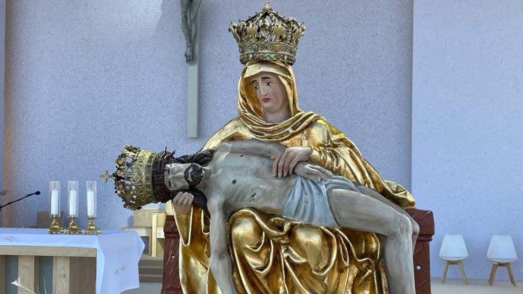 La statua dell'Addolorata nella Basilica dei Sette Dolori della Vergine Maria