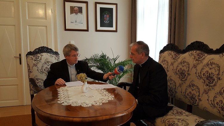 Mgr Zvolensky, archevêque de Bratislava, interrogé par le père Jozef Bartkovjak.