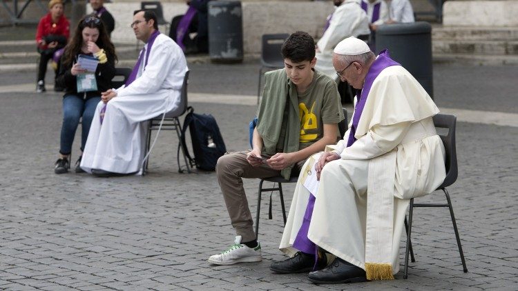 Francesco ascolta un giovane che si confessa in Piazza San Pietro in occasione del Giubileo dei Ragazzi (23 aprile 2016)
