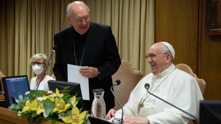 Cardeal Farrel com o Papa Francisco durante a Conferência de setembro de 2021