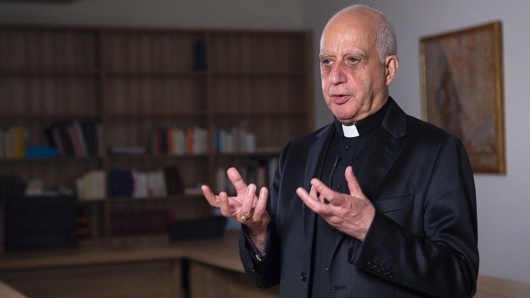 Nuova Evangelizzazione - monsignor Fisichella durante l'intervista ai media vaticani 