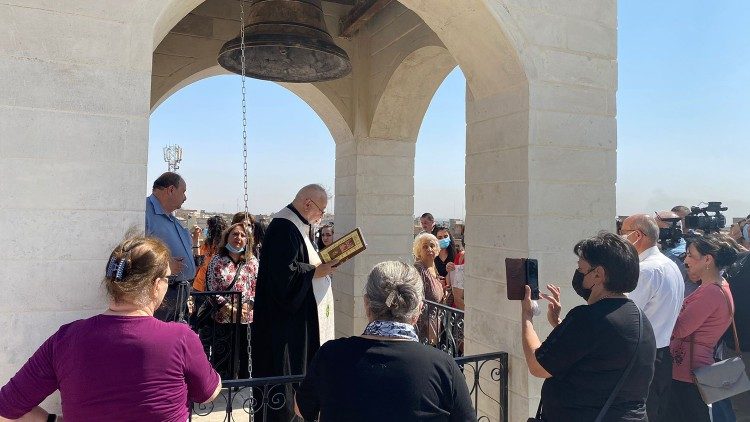 La bénédiction de la cloche à l'église Mar Thomas, à Mossoul en Irak, le samedi 18 septembre. 