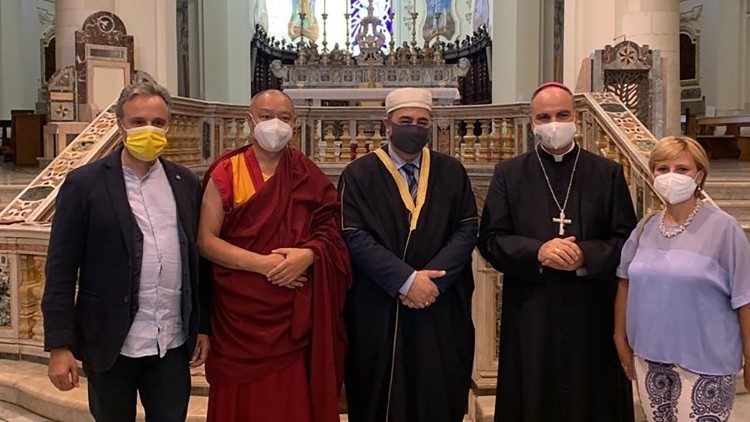 Nella cattedrale di Sulmona, con il vescovo Fusco, da sinistra, Dino Angelaccio, Itria (comitato promotore), il rappresentante dal Tibet, monaco  Ghensce Lobsang Soepa, l'imam Nader Akkad e il sindaco di Sulmona Annamaria Casini