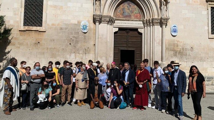 Giovani di Abruzzo e Molise, rappresentanti del Paesi "Last 20" con gli organizzatori e il vescovo di Sulmona Michele Fusco