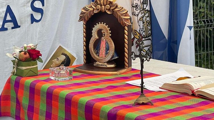 En el altar, presente la imagen de Nuestra Señora de Suyapa, Patrona de Honduras